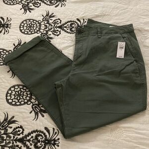 GAP Women's Cropped Pants in Olive Green